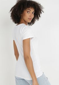 Born2be - Biały T-shirt Nysalphia. Kolor: biały. Materiał: bawełna, dzianina, elastan. Długość rękawa: krótki rękaw. Długość: krótkie. Styl: klasyczny #6