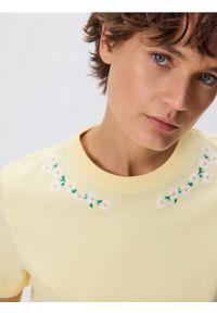 Reserved - T-shirt z haftem - kremowy. Kolor: kremowy. Materiał: dzianina, bawełna. Wzór: haft