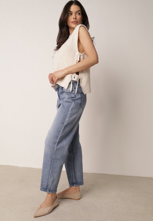 Born2be - Niebieskie Bawełniane Jeansy Mom Fit o Klasycznym Kroju z Wysokim Stanem Esersia. Okazja: do pracy, na co dzień. Stan: podwyższony. Kolor: niebieski. Długość: długie. Styl: klasyczny