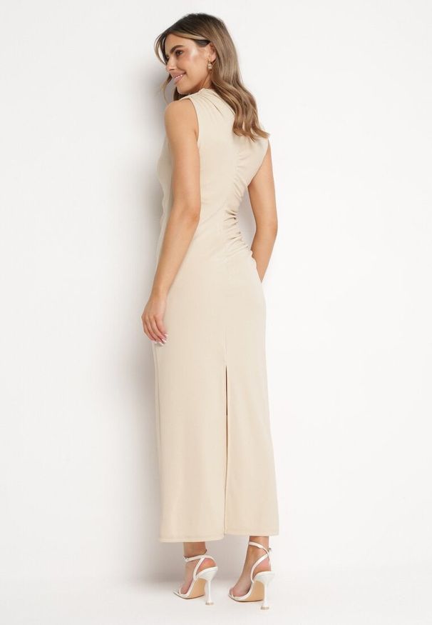 Born2be - Beżowa Dopasowana Sukienka Bodycon z Dekoracyjnym Marszczeniem Bez Rękawów Tykena. Okazja: na imprezę. Kolor: beżowy. Długość rękawa: bez rękawów. Typ sukienki: bodycon. Styl: wizytowy