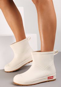 Born2be - Białe Kalosze Melenope. Okazja: na co dzień. Wysokość cholewki: za kostkę. Nosek buta: okrągły. Kolor: biały. Materiał: guma. Szerokość cholewki: szeroka. Wzór: gładki, jednolity, napisy, kolorowy. Styl: casual #1