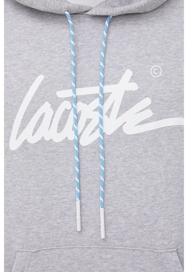 Lacoste bluza bawełniana męska kolor srebrny z kapturem z nadrukiem. Typ kołnierza: kaptur. Kolor: szary. Materiał: bawełna. Wzór: nadruk