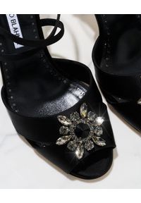 MANOLO BLAHNIK - Satynowe sandały na szpilce Danna. Nosek buta: otwarty. Zapięcie: pasek. Kolor: czarny. Materiał: satyna. Wzór: aplikacja, paski, kwiaty. Obcas: na szpilce. Wysokość obcasa: średni #8