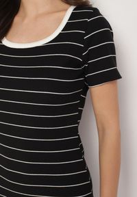 Born2be - Czarna Bawełniana Sukienka w Paski o Dopasowanym Kroju Tiamirene. Okazja: na co dzień. Kolor: czarny. Materiał: bawełna. Wzór: paski. Typ sukienki: proste. Styl: klasyczny, casual #2