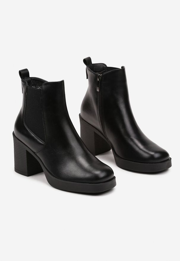 Renee - Czarne Botki Sztyblety na Słupku z Gumką Enelavia. Okazja: na co dzień. Kolor: czarny. Materiał: jeans, skóra. Obcas: na słupku. Styl: elegancki, casual. Wysokość obcasa: średni