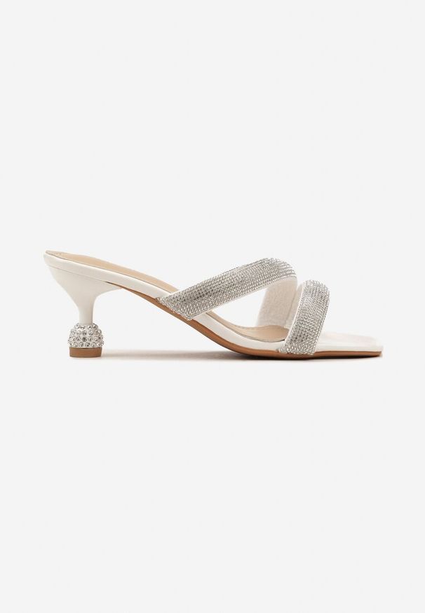 Born2be - Białe Klapki na Ozdobnym Niskim Obcasie z Cyrkoniami na Paskach Tenli. Kolor: biały. Obcas: na obcasie. Styl: glamour, elegancki. Wysokość obcasa: niski