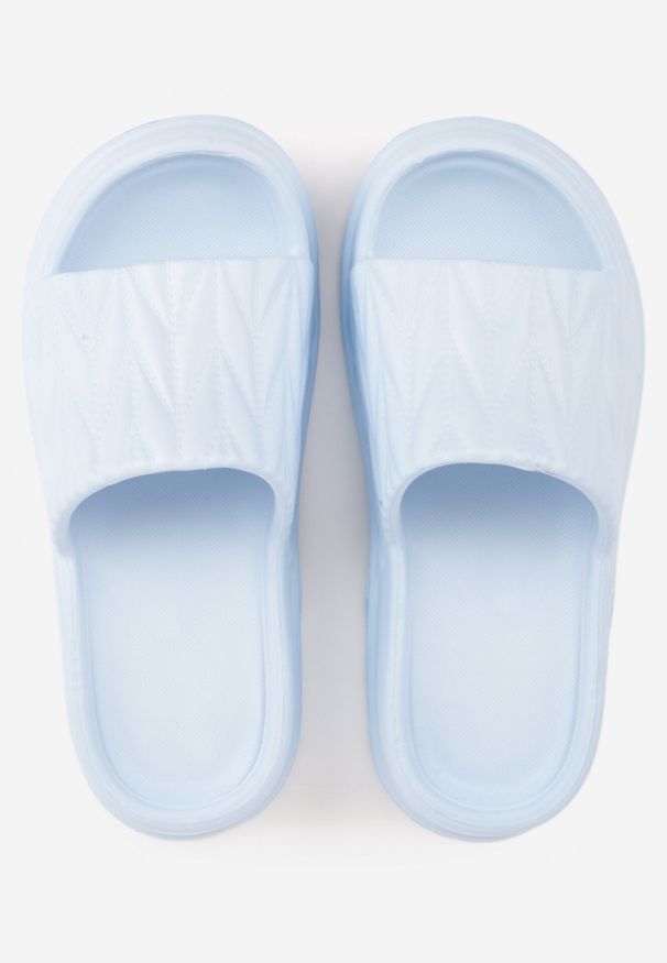 Born2be - Jasnoniebieskie Klapki na Grubej Podeszwie z Tłoczoną Cholewką Farnan. Okazja: na co dzień, na spacer. Kolor: niebieski. Materiał: dresówka, dzianina. Wzór: paski. Sezon: lato. Styl: casual, elegancki