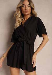 Renee - Czarny Kopertowy Kombinezon z Bawełny Wiązany w Talii Materiałowym Paskiem Vikly. Okazja: na co dzień. Kolor: czarny. Materiał: bawełna, materiał. Styl: elegancki, casual