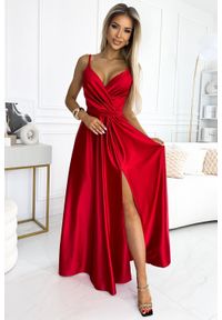 Numoco - Satynowa Sukienka z Dekoltem i Rozcięciem - Czerwona. Kolor: czerwony. Materiał: satyna #1
