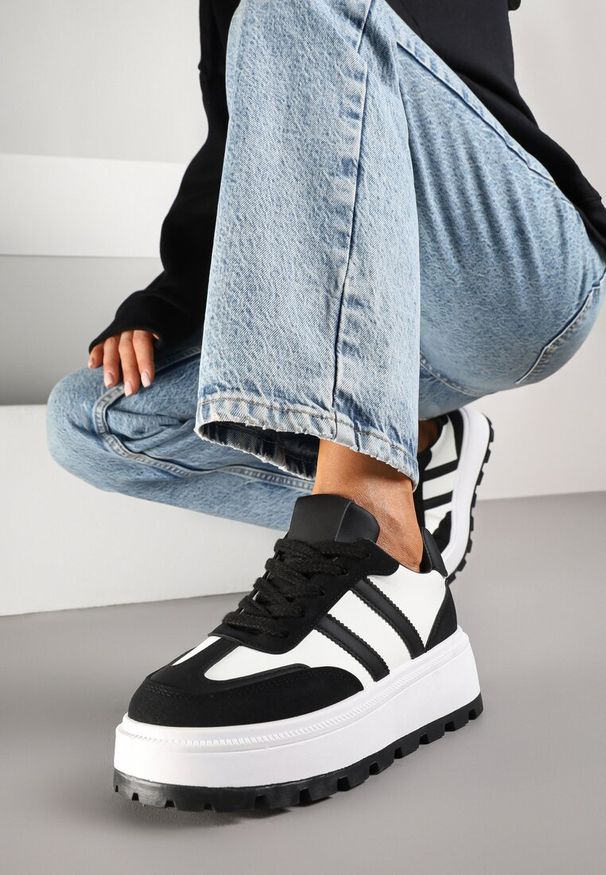 Renee - Czarno-Białe Sneakersy na Tłoczonej Platformie z Ozdobnymi Paskami Fonivena. Okazja: na co dzień. Nosek buta: okrągły. Zapięcie: pasek. Kolor: czarny. Materiał: jeans. Wzór: aplikacja. Obcas: na platformie