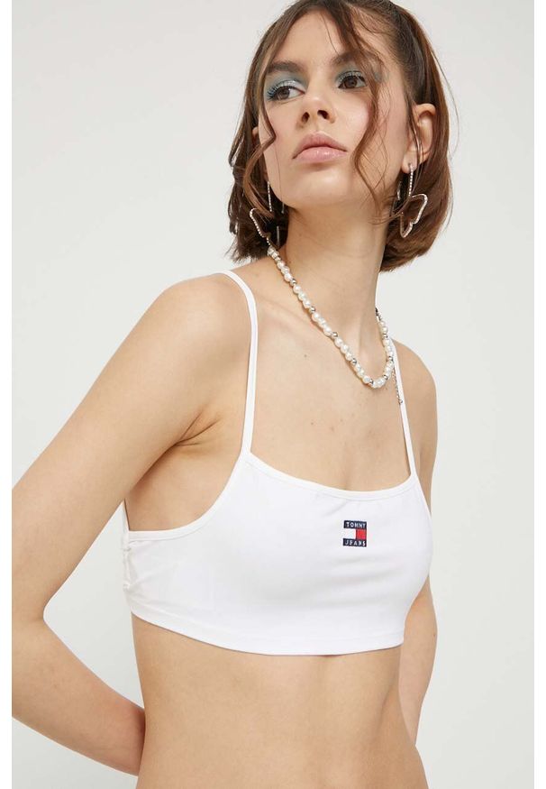 Tommy Jeans top damski kolor biały. Kolor: biały. Materiał: bawełna, poliester, dzianina. Długość rękawa: na ramiączkach. Wzór: aplikacja