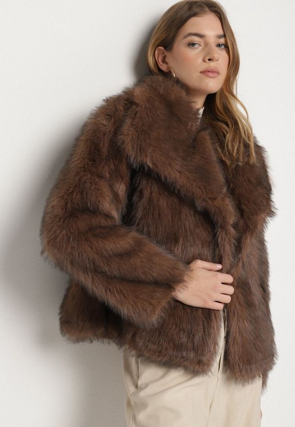 Born2be - Brązowa Jednorzędowa Kurtka Futerko z Szerokim Kołnierzem Conellia. Okazja: na co dzień. Kolor: brązowy. Materiał: futro. Styl: casual, elegancki
