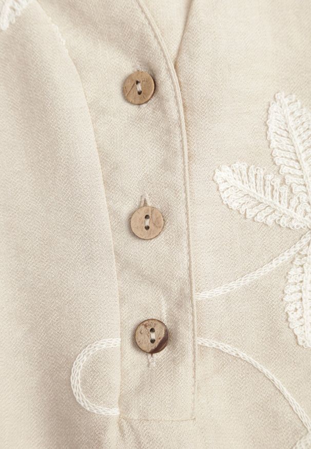 Born2be - Beżowa Koszula z Wiskozy z Haftowanymi Kwiatami Sylimeine. Okazja: na co dzień. Kolekcja: plus size. Kolor: beżowy. Materiał: wiskoza. Wzór: kwiaty, haft. Sezon: lato. Styl: casual, klasyczny