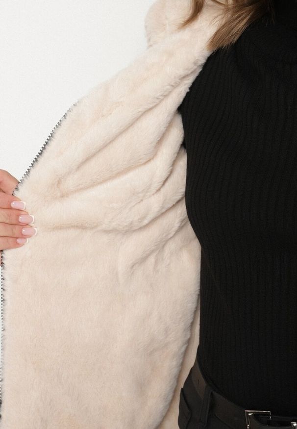 Born2be - Czarno-Beżowa Pikowana Kurtka Dwustronna z Kapturem i Futerkiem Rinaresa. Okazja: na co dzień. Typ kołnierza: kaptur. Kolor: czarny. Materiał: futro. Styl: casual, elegancki