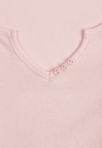 Renee - Jasnoróżowy T-shirt Amarhyse. Okazja: na co dzień. Kolor: różowy. Materiał: materiał, bawełna. Długość rękawa: krótki rękaw. Długość: krótkie. Wzór: aplikacja. Styl: casual #7