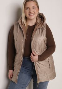 Born2be - Jasnobrązowa Kamizelka z Nieodpinanym Kapturem i Geometrycznym Pikowaniem Kalousa. Okazja: na co dzień. Kolor: brązowy. Materiał: jeans, dresówka. Długość rękawa: długi rękaw. Wzór: geometria. Styl: casual, klasyczny #8