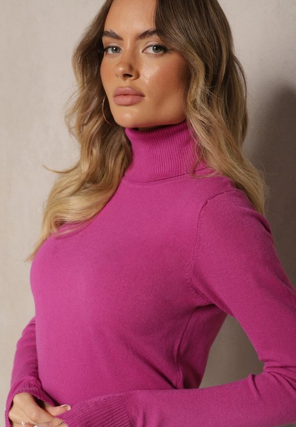 Renee - Ciemnoróżowy Golf Sweterkowy z Domieszką Kaszmiru Zaivanna. Okazja: na spacer, na spotkanie biznesowe, do pracy, na co dzień. Typ kołnierza: golf. Kolor: fioletowy. Materiał: kaszmir. Sezon: jesień. Styl: elegancki, biznesowy, klasyczny, casual