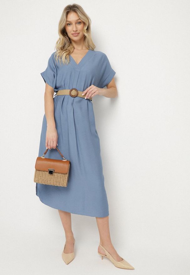Born2be - Niebieska Wiskozowa Sukienka Pudełkowa z Paskiem i Rozcięciami po Bokach Sonanira. Okazja: na co dzień. Typ kołnierza: dekolt w serek. Kolor: niebieski. Materiał: wiskoza. Styl: casual, elegancki