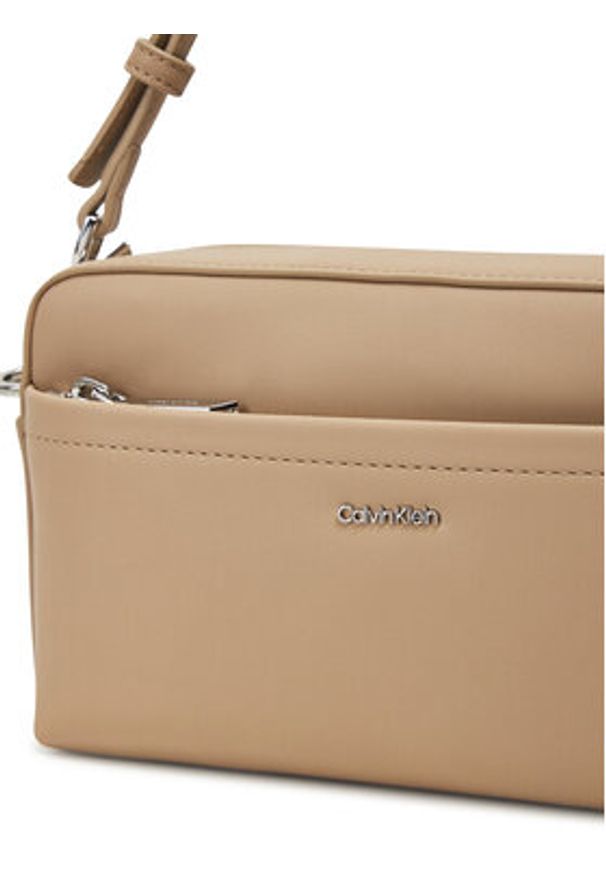 Calvin Klein Torebka Ck Must Convertible Camera Bag K60K612901 Beżowy. Kolor: beżowy. Materiał: skórzane