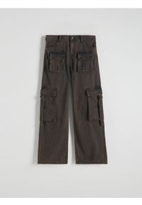 Reserved - Jeansy z kieszeniami cargo - beżowy. Kolor: beżowy