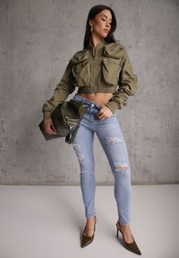 Renee - Niebieskie Jeansy Slim z Bawełny Ozdobione Przetarciami Vikiania. Okazja: na co dzień. Kolor: niebieski. Wzór: aplikacja. Styl: casual #4