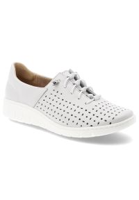 Półbuty damskie Wasak, ze skóry naturalnej licowej ażurowa cholewka sznurowanie lekka podeszwa casual, białe, 0810. Okazja: na co dzień. Zapięcie: sznurówki. Kolor: biały. Materiał: skóra. Szerokość cholewki: normalna. Wzór: ażurowy. Styl: casual #1