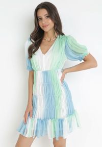 Born2be - Zielona Rozkloszowana Sukienka Mini z Falbankami i Głębokim Dekoltem Edvige. Okazja: na co dzień. Typ kołnierza: kołnierz z falbankami. Kolor: zielony. Materiał: tkanina. Długość rękawa: krótki rękaw. Styl: casual. Długość: mini #1