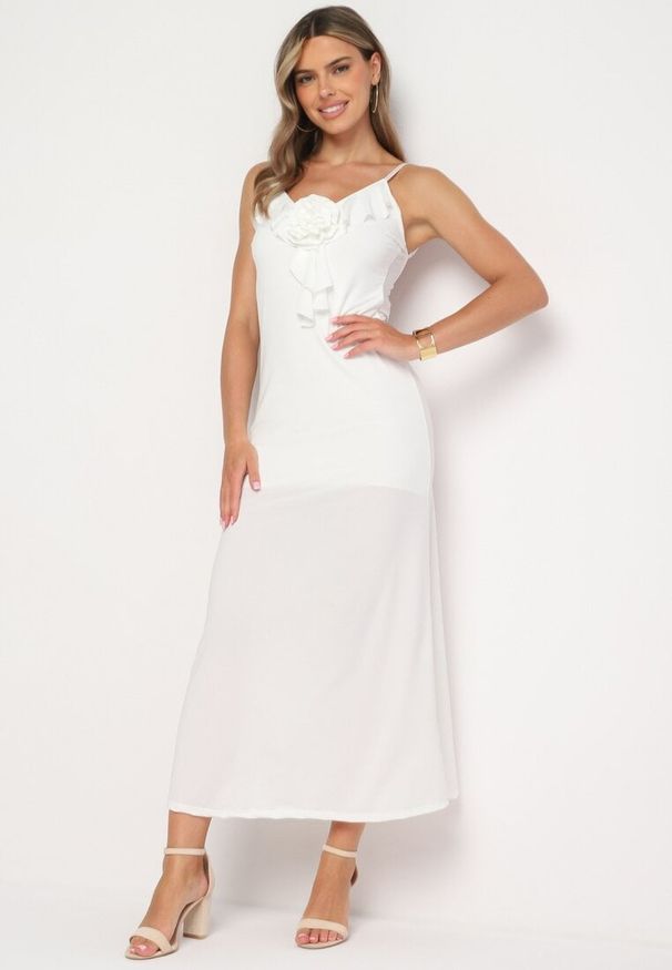 Born2be - Biała Koktajlowa Dopasowana Sukienka z Broszką Kwiatkiem Vikanna. Typ kołnierza: kołnierz z falbankami, dekolt w kształcie V. Kolor: biały. Długość rękawa: na ramiączkach. Wzór: kwiaty. Typ sukienki: dopasowane. Styl: wizytowy