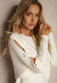Renee - Jasnobeżowy Sweter z Wiskozą Ozdobiony Wycięciami na Rękawach Evathia. Okazja: na co dzień. Kolor: beżowy. Materiał: wiskoza. Wzór: aplikacja. Styl: elegancki, wizytowy, casual #4