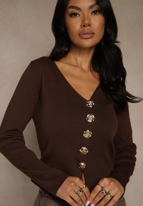 Renee - Brązowy Sweter z Wiskozą i Ozdobnymi Guzikami Zetisse. Okazja: na co dzień. Kolor: brązowy. Materiał: wiskoza. Styl: casual