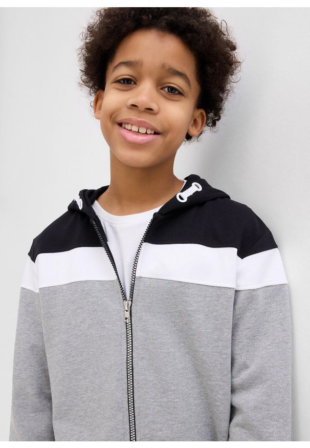 bonprix - Bluza rozpinana z kapturem z miękkiej mieszanki bawełny. Typ kołnierza: kaptur. Kolor: czarny. Materiał: bawełna. Styl: sportowy