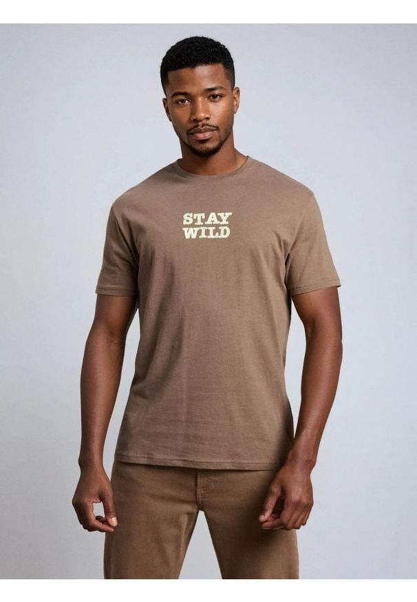Sinsay - Bawełniana koszulka z napisem - brązowy. Kolor: brązowy. Materiał: bawełna. Wzór: napisy