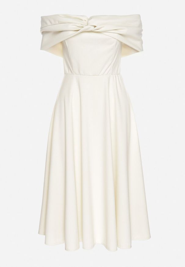 Born2be - Beżowa Rozkloszowana Sukienka z Odsłoniętymi Ramionami i Drapowaniem Odilene. Okazja: na imprezę. Kolor: beżowy. Sezon: lato. Typ sukienki: z odkrytymi ramionami. Styl: elegancki