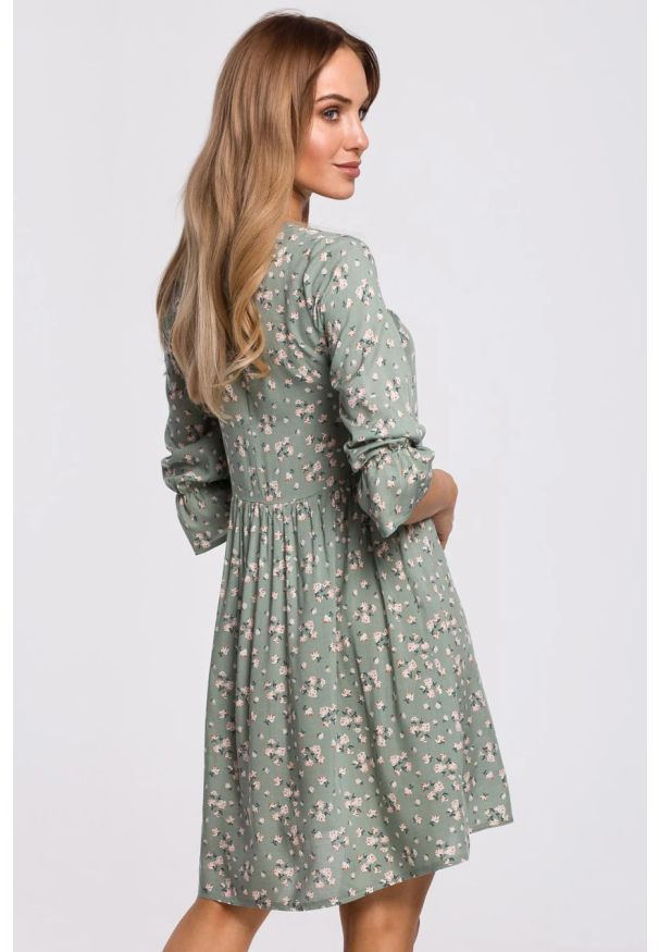 Sukienki.shop - Sukienka boho rozkloszowana mini z wiskozy w kwiaty zielona. Okazja: do pracy. Kolor: zielony. Materiał: wiskoza. Wzór: kwiaty. Sezon: wiosna, jesień, lato. Styl: boho. Długość: mini