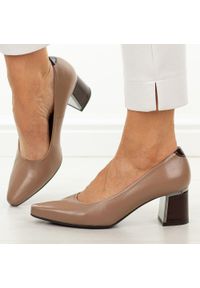 Beżowe Tan skórzane Polskie czółenka damskie Suzana 4502. Okazja: na co dzień. Kolor: beżowy. Materiał: skóra, lakier. Szerokość cholewki: normalna. Sezon: wiosna, lato. Obcas: na słupku. Styl: wizytowy, casual, klasyczny, elegancki #1