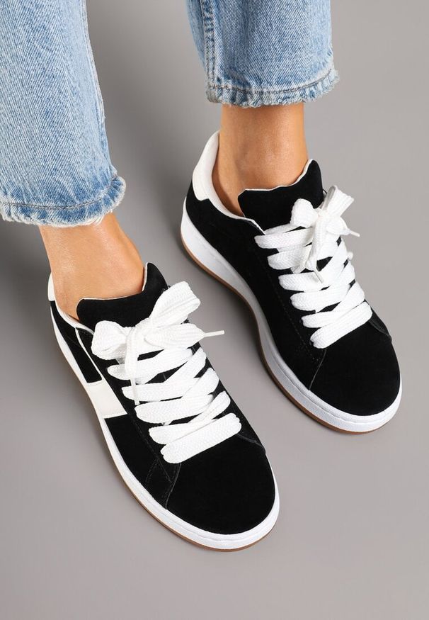 Born2be - Czarne Sneakersy Ozdobione Paskiem Zrulla. Okazja: na co dzień. Zapięcie: pasek. Kolor: czarny. Materiał: jeans. Wzór: aplikacja. Obcas: na płaskiej podeszwie