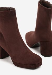 Renee - Brązowe Botki Vices na Platformie i Słupku Ozdobione z Kwadratowym Noskiem Faleanna. Okazja: na co dzień. Zapięcie: zamek. Kolor: brązowy. Materiał: jeans. Wzór: aplikacja. Obcas: na platformie. Styl: casual