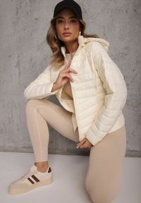 Renee - Jasnobeżowa Przejściowa Kurtka Pikowana z Kapturem z Możliwością Odpięcia Pretiga. Okazja: na spacer. Typ kołnierza: kaptur. Kolor: beżowy. Materiał: nylon, jeans #1