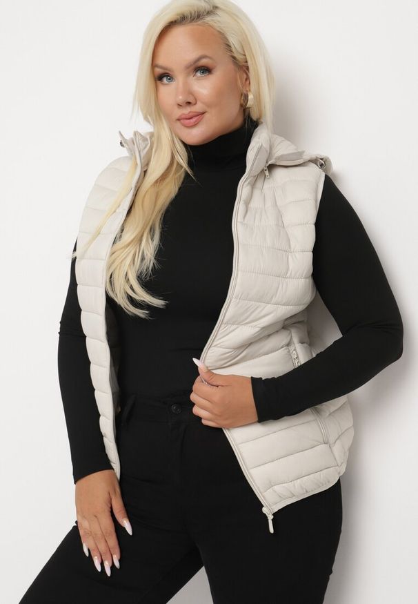 Born2be - Jasnobeżowa Pikowana Kamizelka z Odpinanym Kapturem i Kieszeniami na Suwak Nairisse. Okazja: na co dzień. Kolor: beżowy. Materiał: jeans. Styl: elegancki, casual