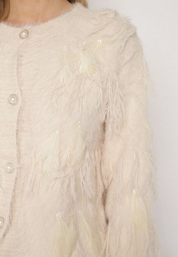 Born2be - Beżowy Kardigan z Wełną o Fakturze Imitującej Pióra z Ozdobnymi Guzikami Mevinalia. Okazja: do pracy, na co dzień, na spotkanie biznesowe. Kolor: beżowy. Materiał: wełna. Wzór: aplikacja. Sezon: zima, jesień. Styl: klasyczny, casual, elegancki, biznesowy