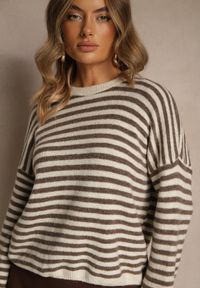 Renee - Jasnobeżowy Oversizowy Sweter w Paski z Domieszką Wełny i Wiskozy Tidania. Okazja: na co dzień. Kolor: beżowy. Materiał: wiskoza, wełna. Wzór: paski. Styl: elegancki, casual, klasyczny #4