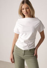 Born2be - Biały Bawełniany T-shirt z Marszczeniem w Talii i Dekoltem w Łódkę Savorith. Okazja: na co dzień, na spotkanie biznesowe, do pracy. Kolor: biały. Materiał: bawełna. Styl: casual, biznesowy, elegancki #1