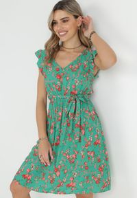 Born2be - Zielona Sukienka z Gumką w Pasie z Wiskozy w Kwiaty Chrysa. Typ kołnierza: kołnierz z falbankami. Kolor: zielony. Materiał: wiskoza. Wzór: kwiaty #1