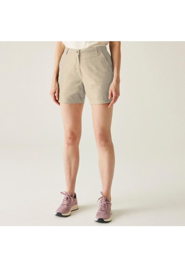 Regatta - Spodenki turystyczne damskie Xanthi. Kolor: beżowy. Materiał: elastan, bawełna. Sport: turystyka piesza