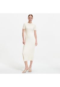 Reserved - Dzianinowa sukienka w prążek - Kremowy. Kolor: kremowy. Materiał: dzianina. Wzór: prążki #1