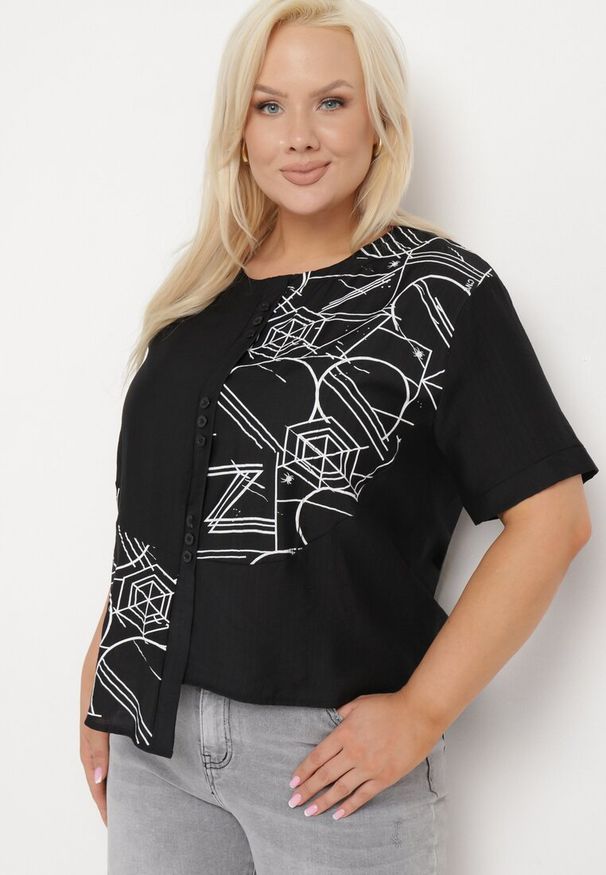 Born2be - Czarna Bawełniana Bluzka T-shirt z Krótkim Rękawem z Nadrukiem i Guzikami Fiomara. Okazja: do pracy. Kolor: czarny. Materiał: bawełna. Długość rękawa: krótki rękaw. Długość: krótkie. Wzór: nadruk