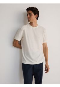 Reserved - Strukturalny t-shirt regular fit - złamana biel. Materiał: bawełna, dzianina