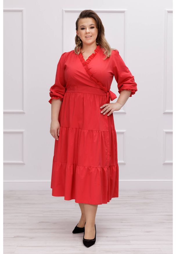 Moda Size Plus Iwanek - Zmysłowa czerwona bawełniana sukienka Harmony Chic plus size. Typ kołnierza: kołnierz z falbankami. Kolekcja: plus size. Kolor: czerwony. Materiał: bawełna. Typ sukienki: dla puszystych. Styl: klasyczny, elegancki