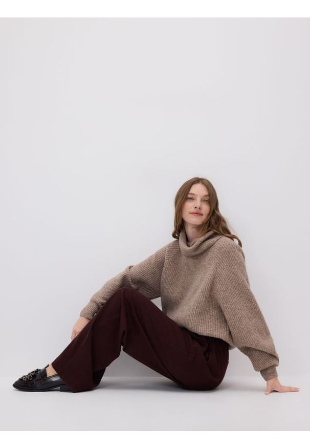 Reserved - Spodnie z paskiem - burgundowy. Kolor: czerwony. Materiał: tkanina, wiskoza