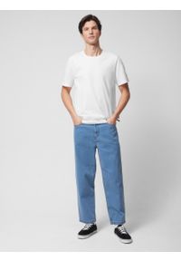 outhorn - Jeansy o kroju carrot męskie - niebieskie. Kolor: niebieski. Materiał: jeans. Styl: klasyczny #1